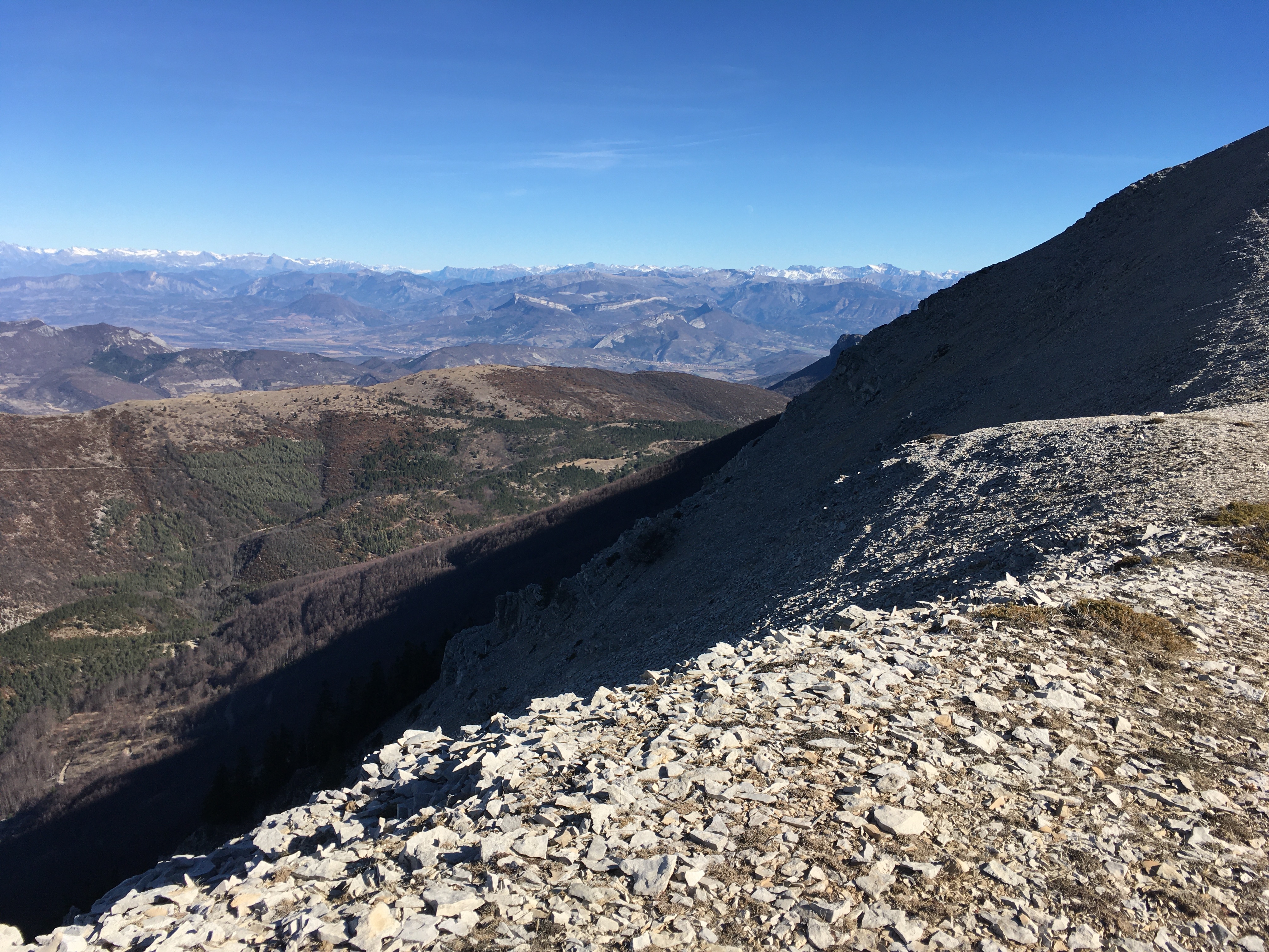 Paysage de sommets lointains enneigés et de montagne rocailleuse